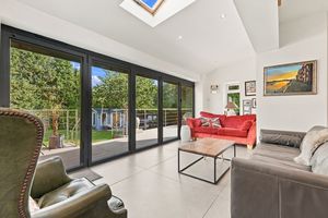 LAKESIDE LODGE- click for photo gallery